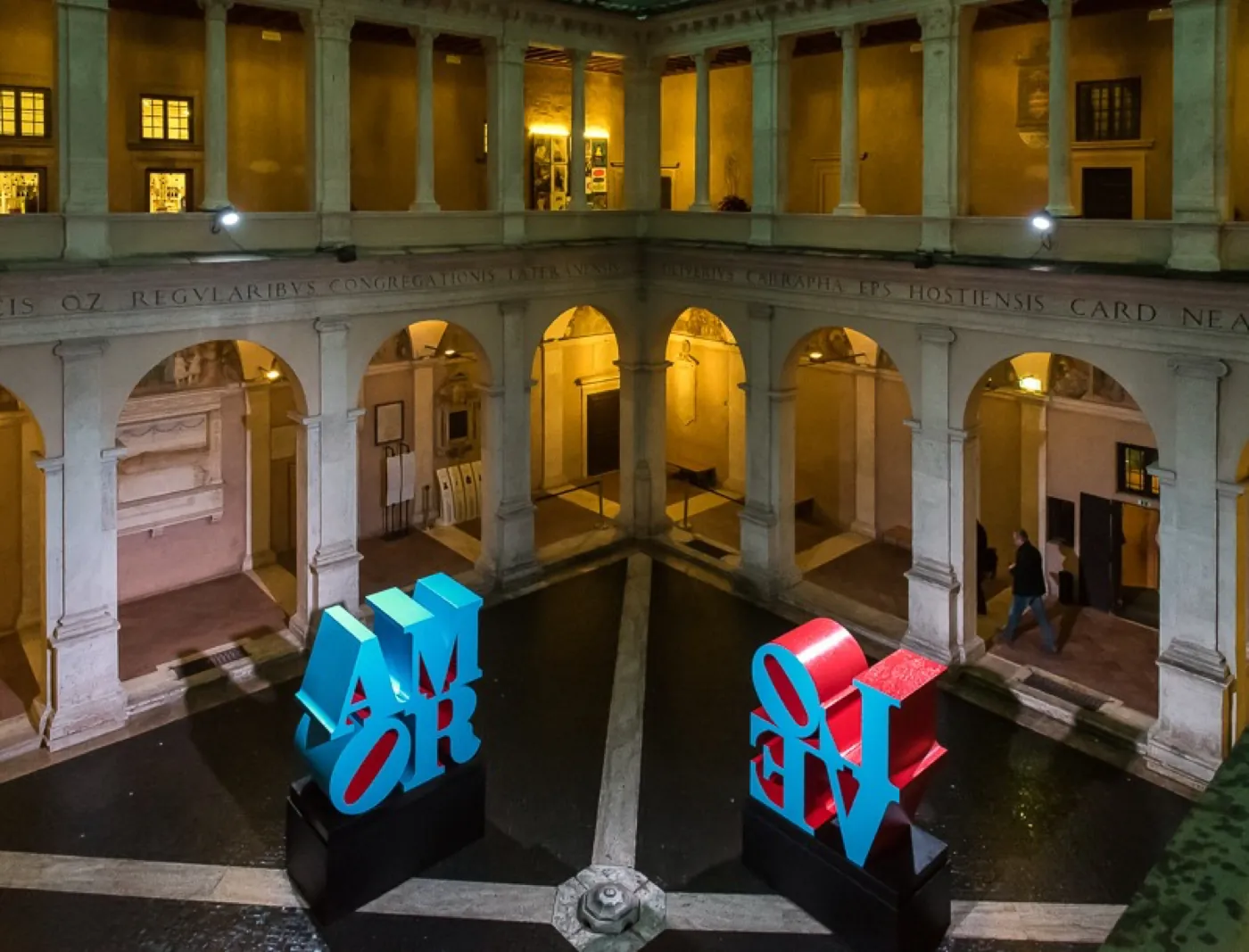 Mostra d'arte contemporanea in palazzo storico