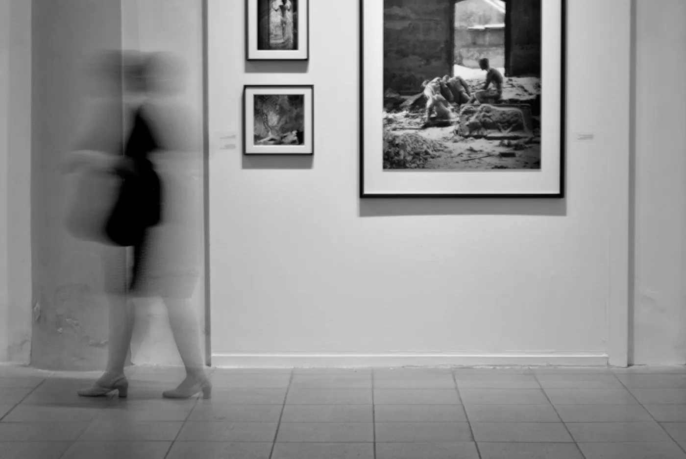 Visitatrice in galleria fotografica
