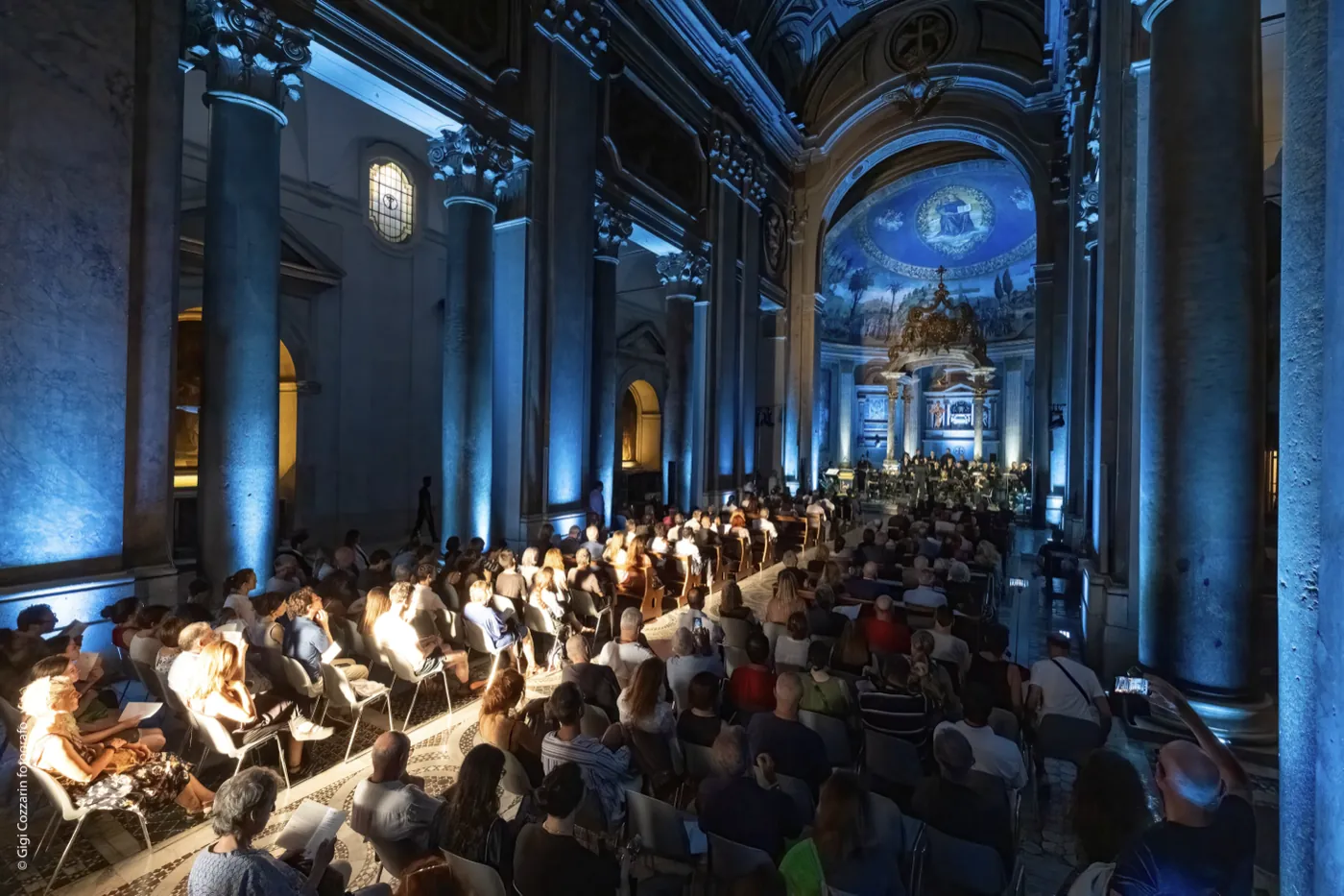 La navata della Basilica di Santa Croce gremita di pubblico
