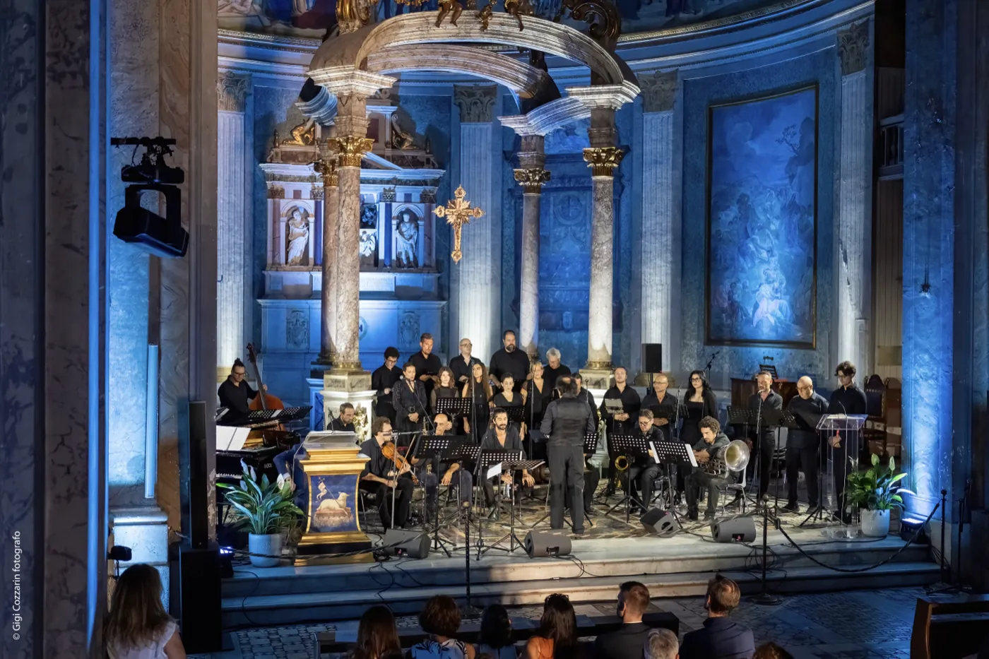 Coro ed ensemble strumentale sul presbiterio