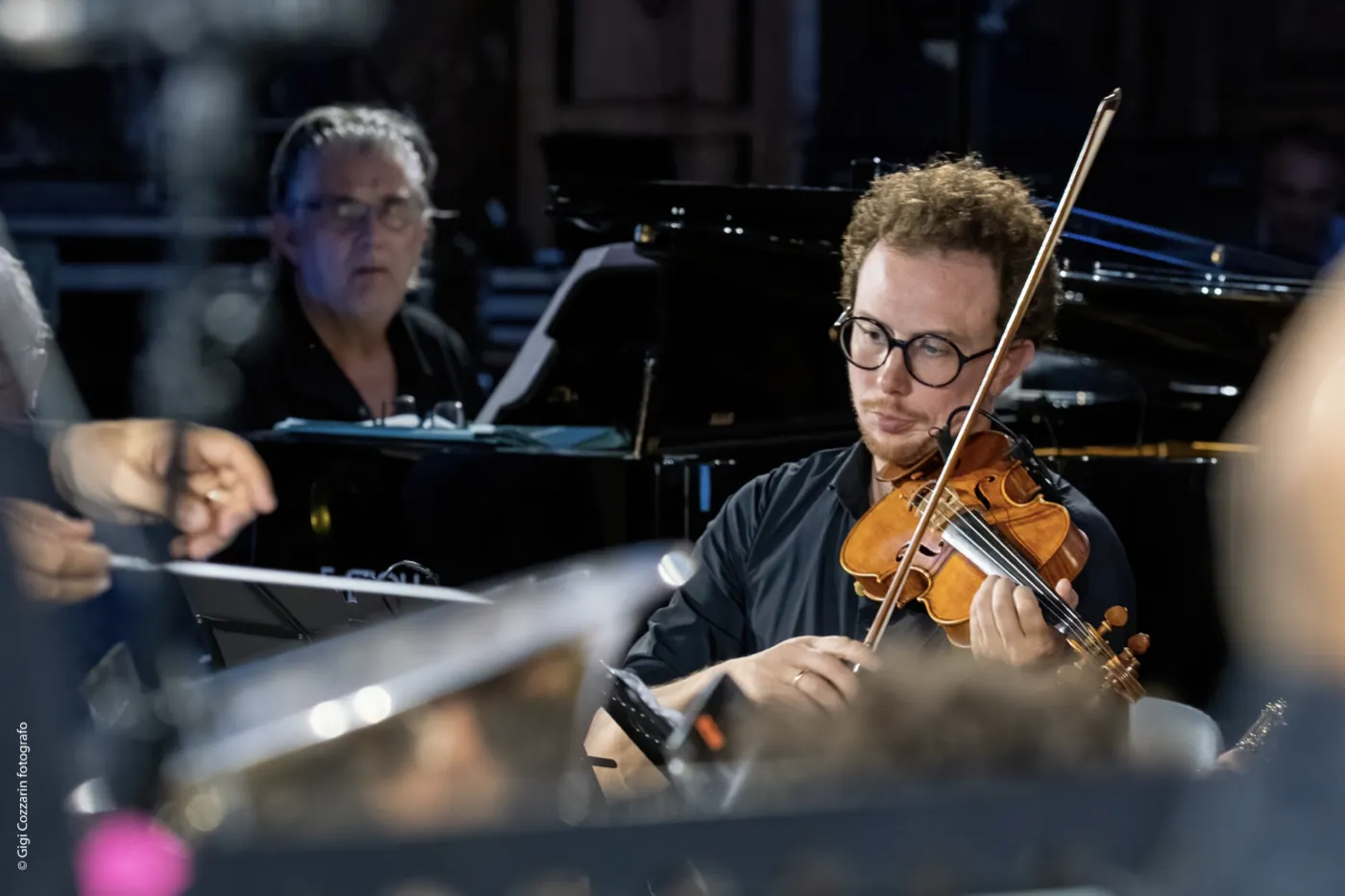 Violinista dell'ensemble durante l'esecuzione